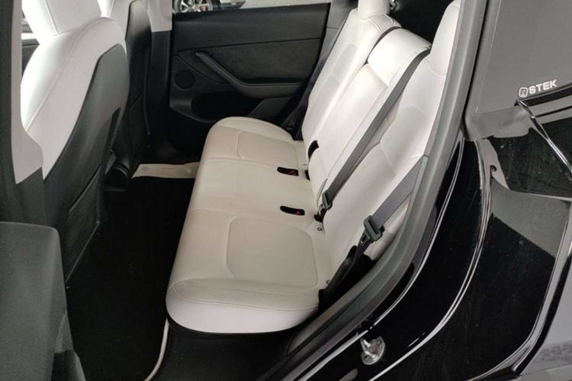 Used Tesla Model Y 2022 Performance High-Performance All-Wheel-Drive Version Left Rear Seat