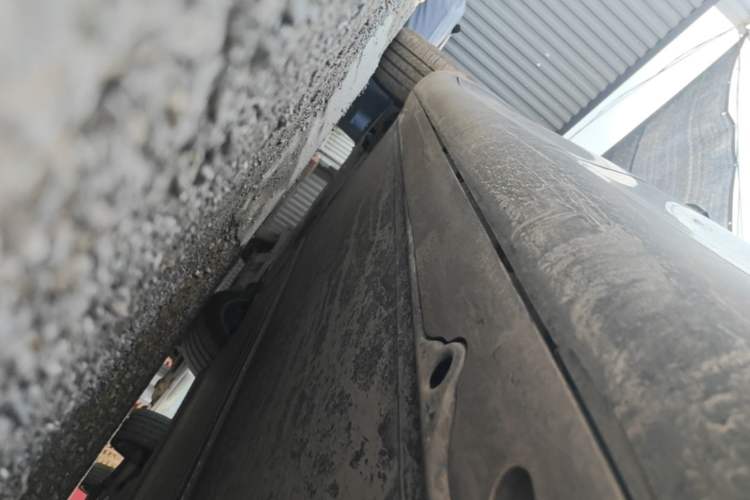 Used Tesla Model Y 2022 Long-Range All-Wheel-Drive Version Left Side Sill