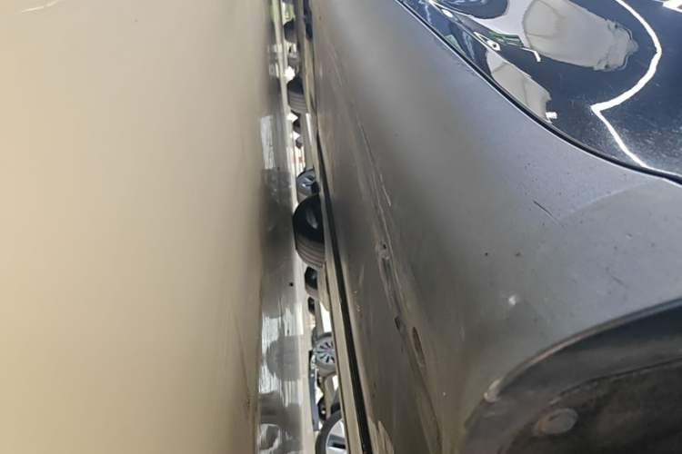 Used Tesla Model Y 2022 Long-Range All-Wheel-Drive Version Left Side Sill