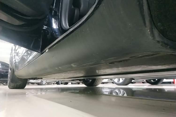 Used Tesla Model Y 2022 Long-Range All-Wheel-Drive Version Left Side Sill
