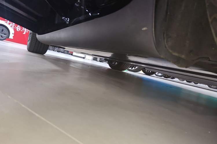 Used Tesla Model Y 2022 Long-Range All-Wheel-Drive Version Left Side Sill