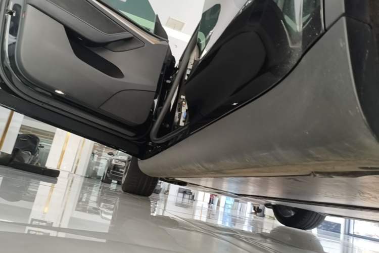 Used Tesla Model Y 2022 Revised Version Long-Range All-Wheel Drive Left Side Sill