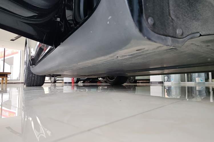 Used Tesla Model Y 2022 Long-Range All-Wheel-Drive Version Left Side Sill