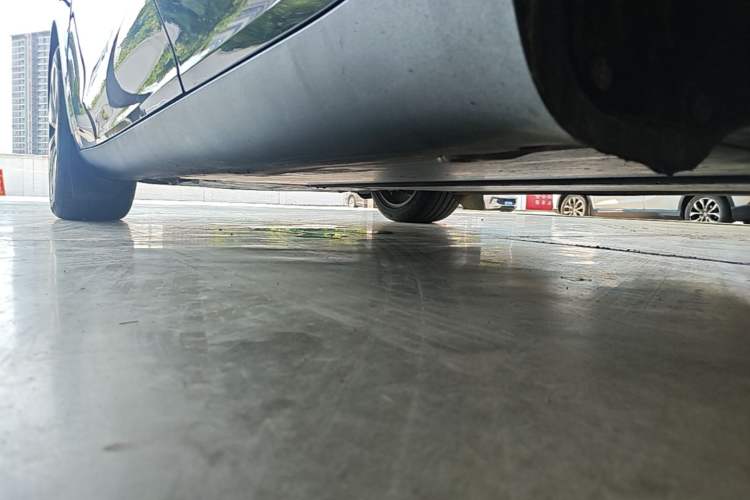 Used Tesla Model Y 2022 Long-Range All-Wheel-Drive Version Left Side Sill