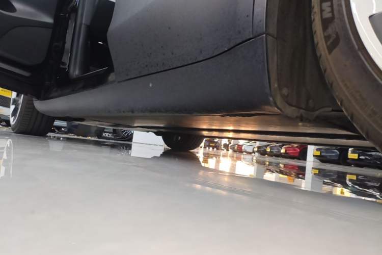 Used Tesla Model Y 2022 Long-Range All-Wheel-Drive Version Left Side Sill