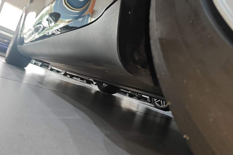 Used Tesla Model Y 2022 Long-Range All-Wheel-Drive Version Left Side Sill