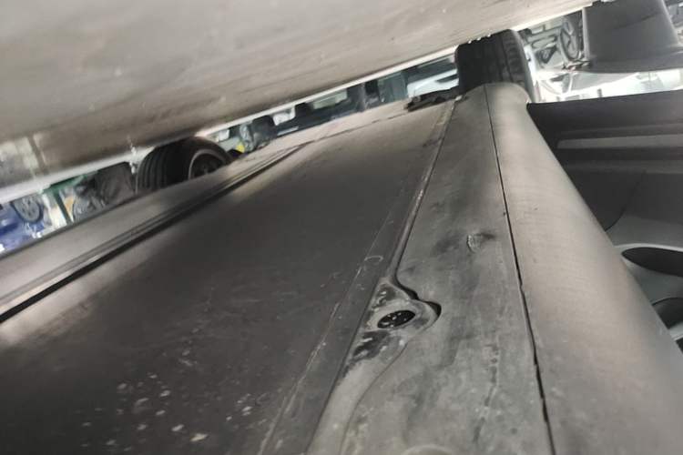 Used Tesla Model Y 2022 Long-Range All-Wheel-Drive Version Left Side Sill