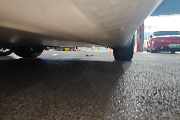 Used Tesla Model Y 2022 Long-Range All-Wheel-Drive Version Left Side Sill