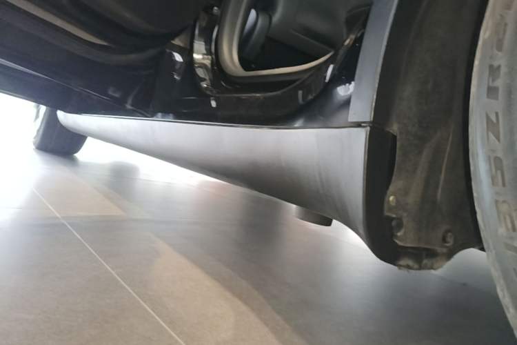 Used Tesla Model Y 2022 Performance High-Performance All-Wheel-Drive Version Left Side Sill