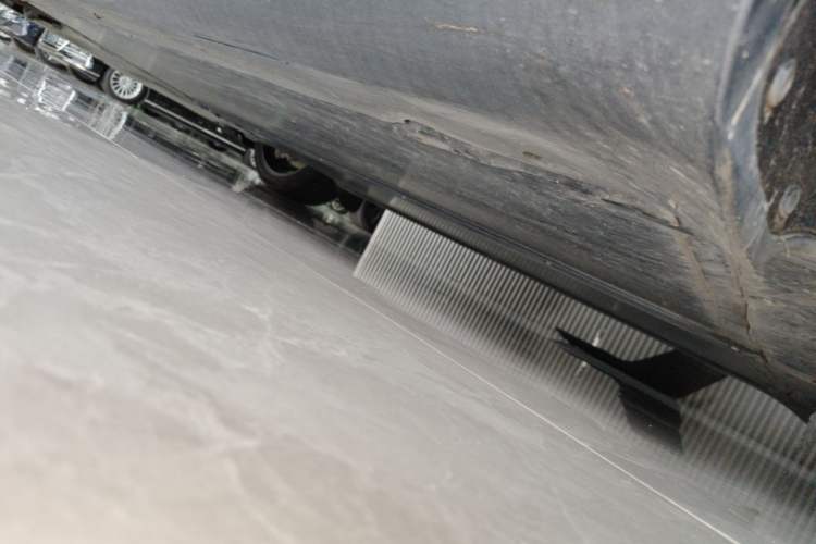 Used Tesla Model Y 2022 Long-Range All-Wheel-Drive Version Left Side Sill