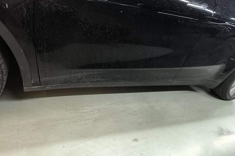 Used Tesla Model Y 2022 Long-Range All-Wheel-Drive Version Left Side Sill
