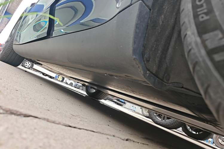 Used Tesla Model Y 2022 Long-Range All-Wheel-Drive Version Left Side Sill