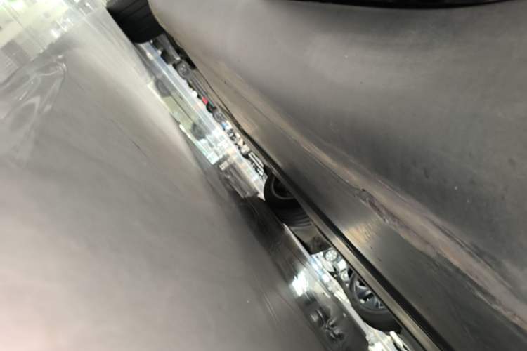 Used Tesla Model Y 2022 Long-Range All-Wheel-Drive Version Left Side Sill