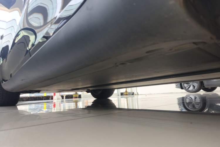 Used Tesla Model Y 2022 Long-Range All-Wheel-Drive Version Left Side Sill
