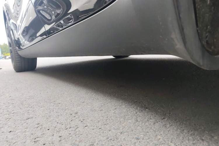 Used Tesla Model Y 2022 Long-Range All-Wheel-Drive Version Left Side Sill
