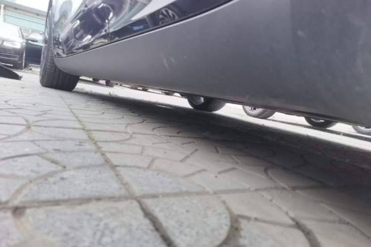 Used Tesla Model Y 2022 Performance High-Performance All-Wheel-Drive Version Left Side Sill