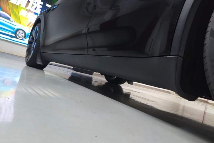 Used Tesla Model Y 2022 Performance High-Performance All-Wheel-Drive Version Left Side Sill