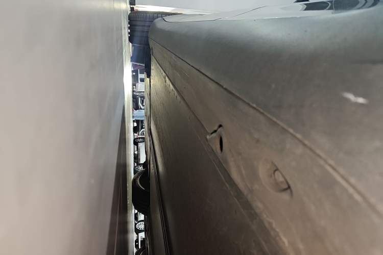 Used Tesla Model Y 2022 Performance High-Performance All-Wheel-Drive Version Left Side Sill