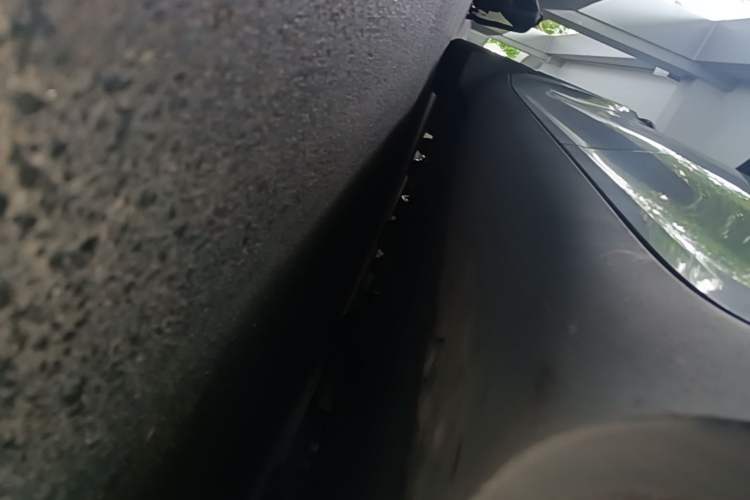 Used Tesla Model Y 2022 Long-Range All-Wheel-Drive Version Left Side Sill