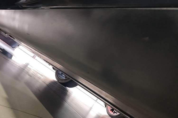 Used Tesla Model Y 2022 Long-Range All-Wheel-Drive Version Left Side Sill