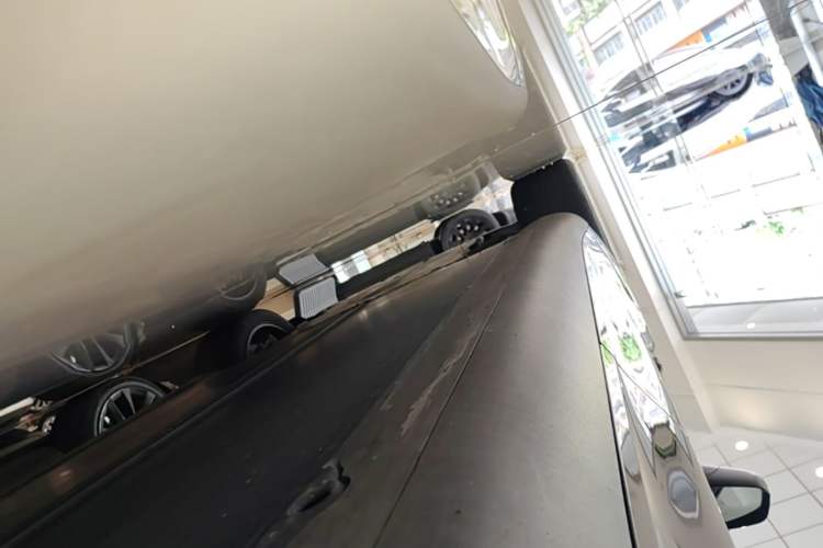 Used Tesla Model Y 2022 Long-Range All-Wheel-Drive Version Left Side Sill