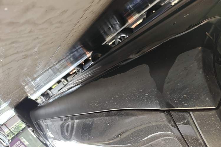 Used Tesla Model Y 2022 Long-Range All-Wheel-Drive Version Left Side Sill