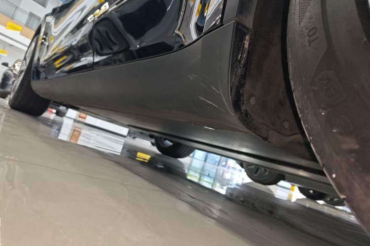 Used Tesla Model Y 2022 Long-Range All-Wheel-Drive Version Left Side Sill
