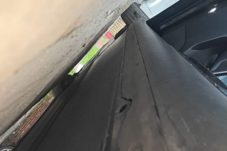 Used Tesla Model Y 2022 Long-Range All-Wheel-Drive Version Left Side Sill