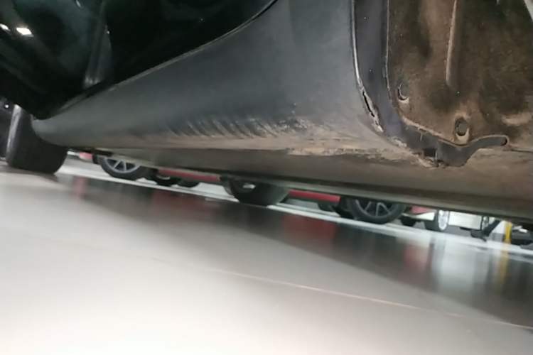 Used Tesla Model Y 2022 Long-Range All-Wheel-Drive Version Left Side Sill