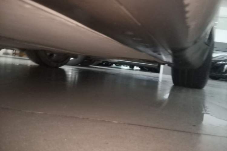 Used Tesla Model Y 2022 Long-Range All-Wheel-Drive Version Left Side Sill