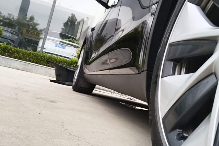Used Tesla Model Y 2022 Long-Range All-Wheel-Drive Version Left Side Sill