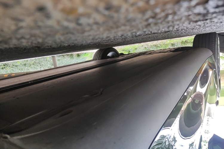 Used Tesla Model Y 2022 Long-Range All-Wheel-Drive Version Left Side Sill
