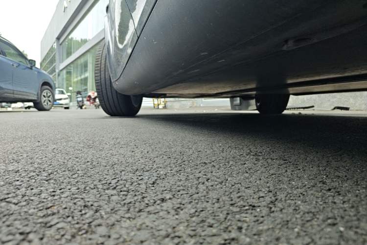 Used Tesla Model Y 2022 Long-Range All-Wheel-Drive Version Left Side Sill