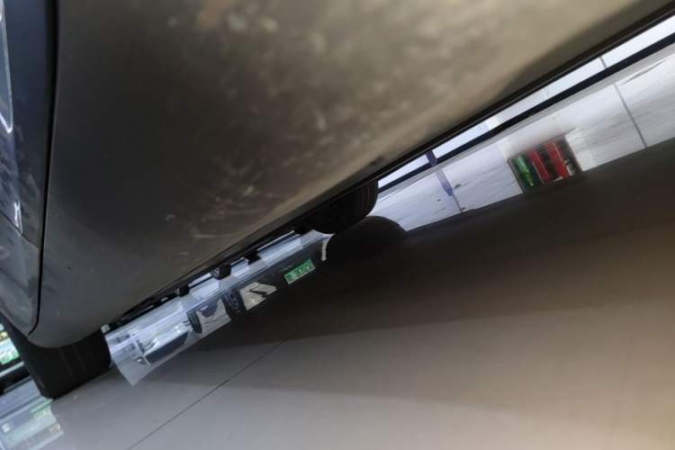 Used Tesla Model Y 2022 Long-Range All-Wheel-Drive Version Left Side Sill