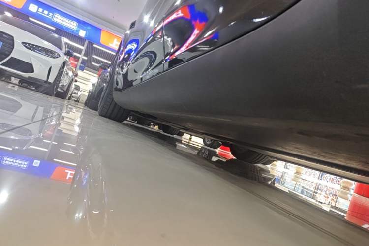 Used Tesla Model Y 2022 Long-Range All-Wheel-Drive Version Left Side Sill
