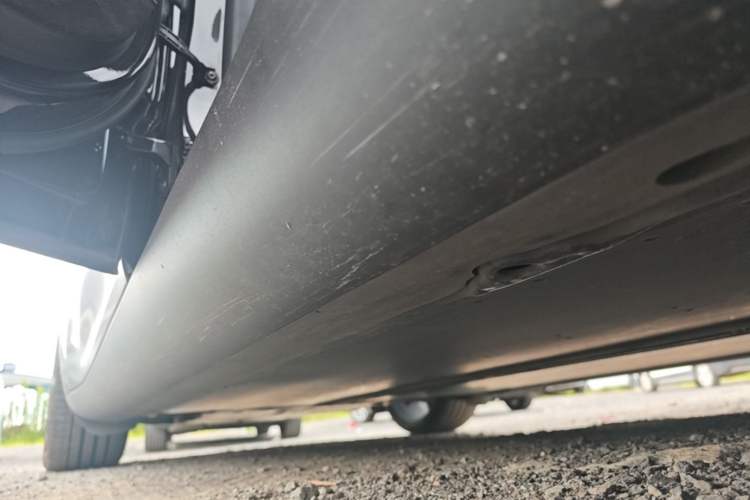 Used Tesla Model Y 2022 Performance High-Performance All-Wheel-Drive Version Left Side Sill