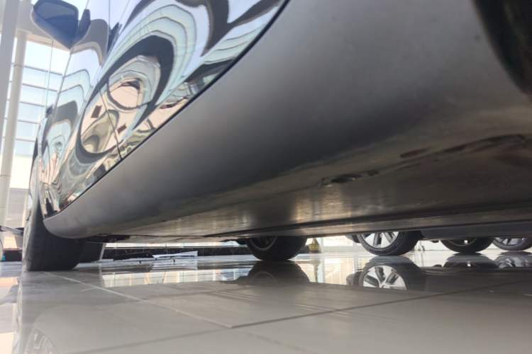 Used Tesla Model Y 2022 Long-Range All-Wheel-Drive Version Left Side Sill