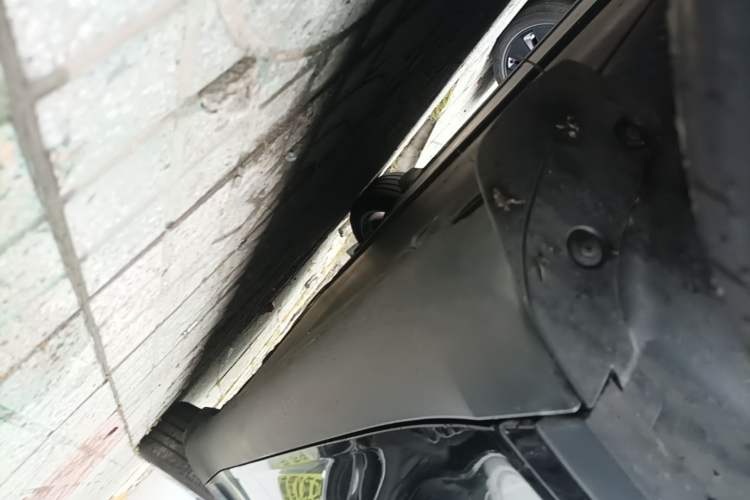 Used Tesla Model Y 2022 Long-Range All-Wheel-Drive Version Left Side Sill