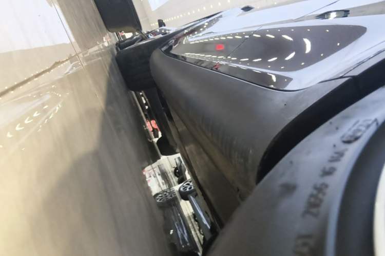 Used Tesla Model Y 2022 Long-Range All-Wheel-Drive Version Left Side Sill