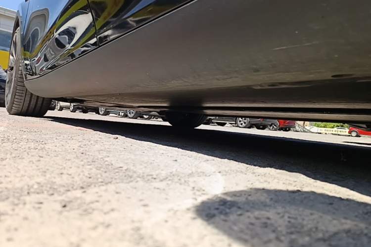 Used Tesla Model Y 2022 Performance High-Performance All-Wheel-Drive Version Left Side Sill