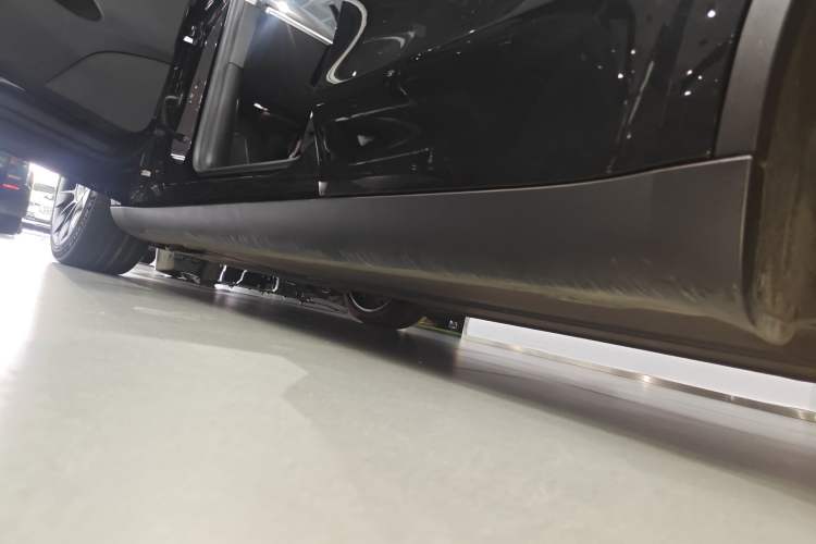 Used Tesla Model Y 2022 Long-Range All-Wheel-Drive Version Left Side Sill