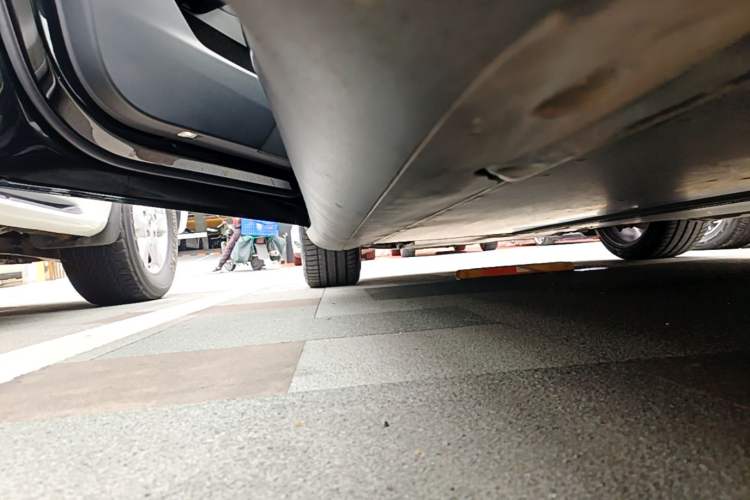 Used Tesla Model Y 2022 Long-Range All-Wheel-Drive Version Left Side Sill