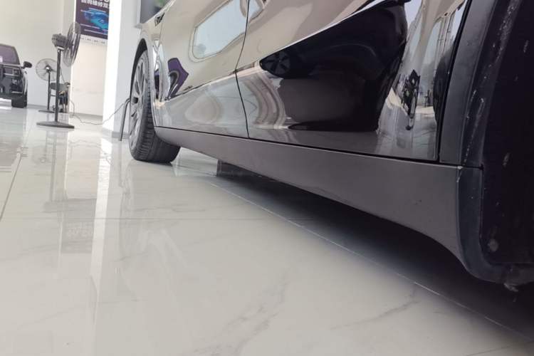 Used Tesla Model Y 2022 Performance High-Performance All-Wheel-Drive Version Left Side Sill