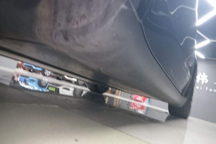 Used Tesla Model Y 2022 Performance High-Performance All-Wheel-Drive Version Left Side Sill