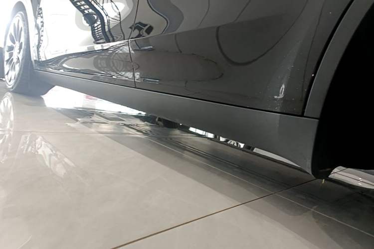 Used Tesla Model Y 2022 Performance High-Performance All-Wheel-Drive Version Left Side Sill