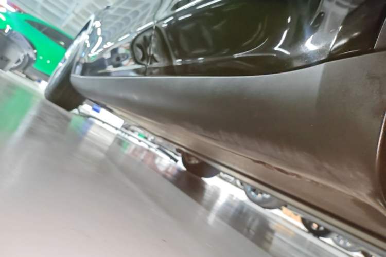 Used Tesla Model Y 2022 Long-Range All-Wheel-Drive Version Left Side Sill