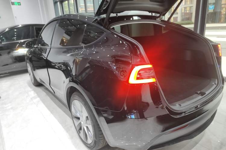 Used Tesla Model Y 2022 Rear-Wheel-Drive Version Rear Left 45 Deg
