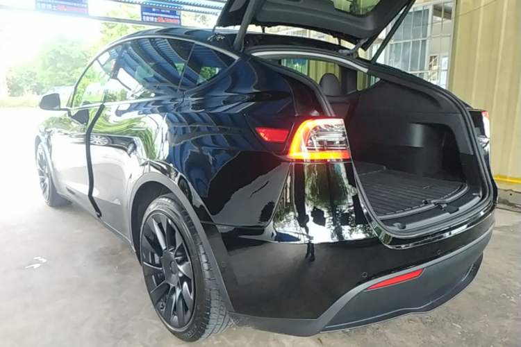 Used Tesla Model Y 2022 Rear-Wheel-Drive Version Rear Left 45 Deg