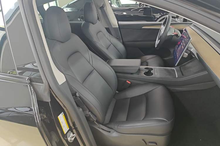Used Tesla Model Y 2022 Long-Range All-Wheel-Drive Version Right Front Seat