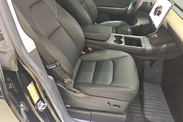 Used Tesla Model Y 2022 Rear-Wheel-Drive Version Right Front Seat